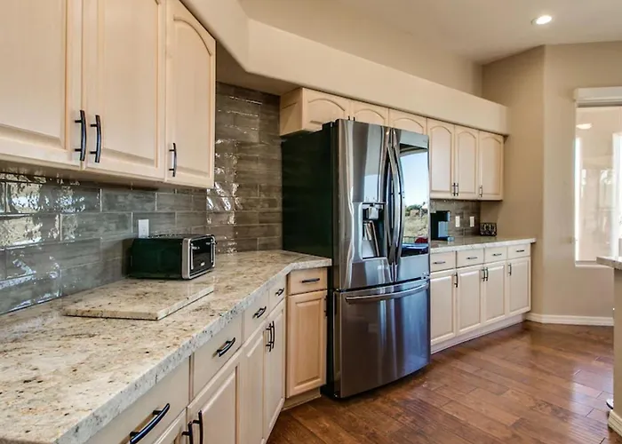 Fabulous 4-bdrm Wbreathtaking Views Pool *
