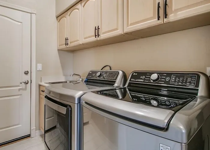 Fabulous 4-bdrm Wbreathtaking Views Pool Сasa de vacaciones *