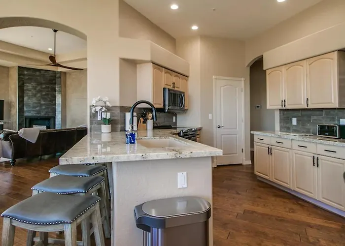 Fabulous 4-bdrm Wbreathtaking Views Pool *